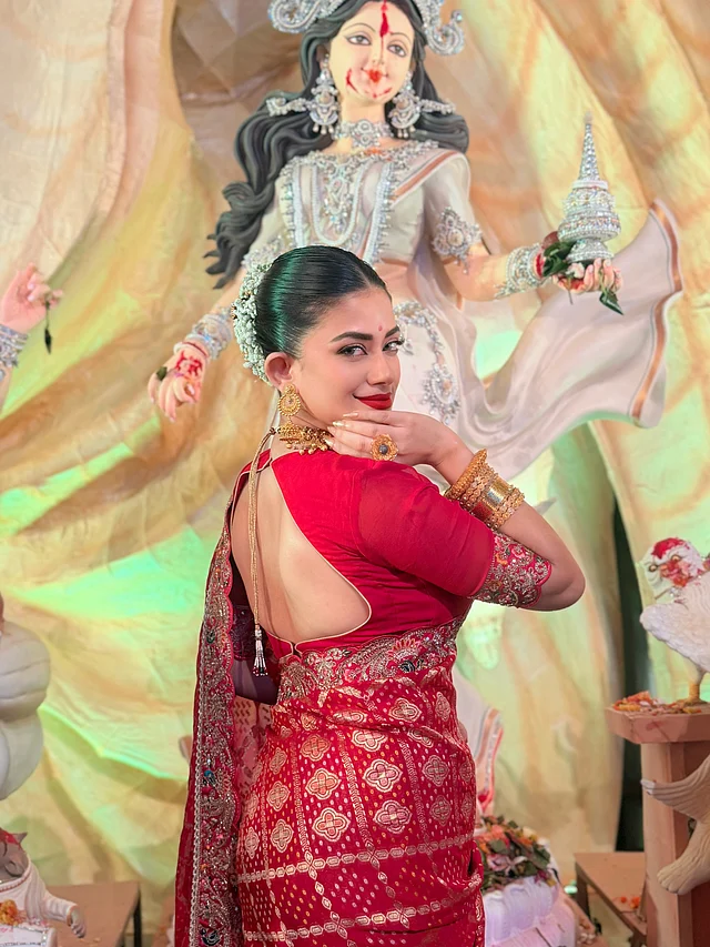টকটকে লাল বেনারসি শাড়িতে মন্দিরা চক্রবর্তীর সাজে রয়েছে উৎসবের উজ্জ্বলতা।