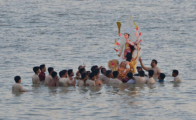 ডুবিয়ে দেওয়া হচ্ছে জলে