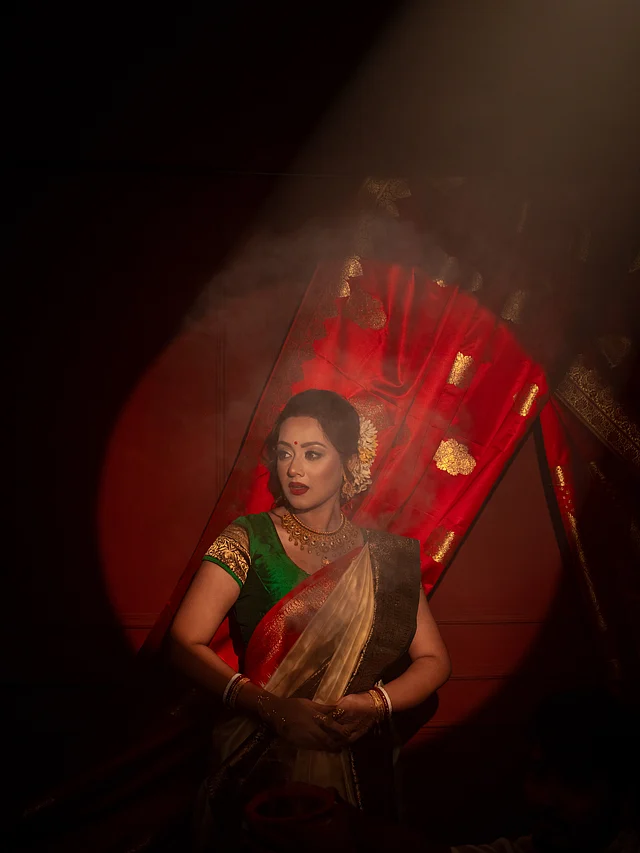চওড়া সোনালি জরির পাড়ে লালের ছোঁয়া, সঙ্গে গাঢ় সবুজ ব্লাউজ। রঙের এই সমন্বয়ে ফুটে উঠেছে সাবেকি আভিজাত্য।