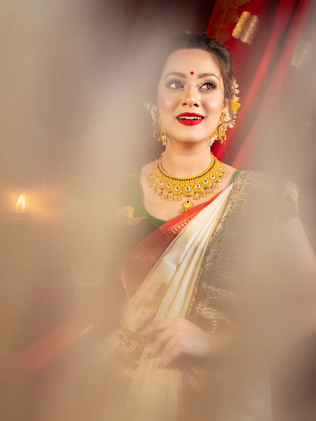 গলায় সোনার চোকার, কোমরে সোনার চাবির গোছা বা বিছা, হাতে বালা ও শাঁখা-পলা ঐতিহ্যবাহী সাজকে পূর্ণতা দিয়েছে।