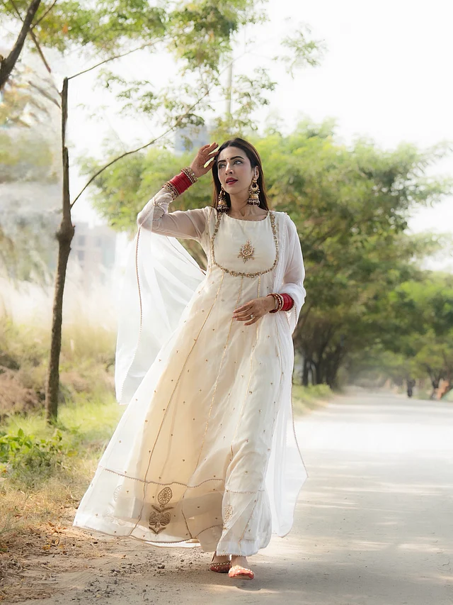 ক্রিম রঙের অর্গাঞ্জার আনারকলিতে মিমের সাজে রয়েছে স্বপ্নিল আবেশ।