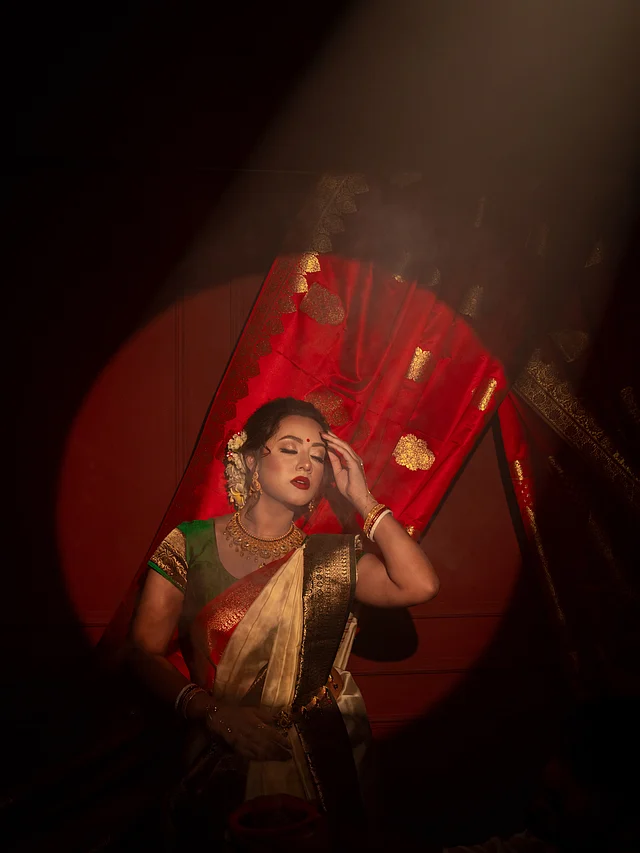 সাদা-হলুদ ফুলে সাজানো খোঁপা, লাল লিপস্টিক, টিপ ও ছোট নথে দীঘির লুক পেয়েছে বাঙালিয়ানার ছোঁয়া।