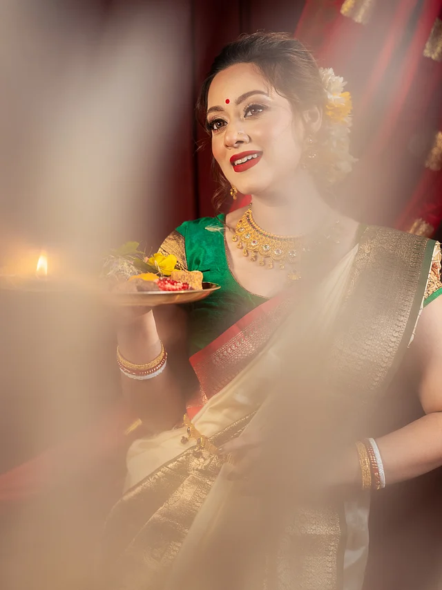 পুজোর থালা হাতে দীঘির সাজে নজর কাড়ে ক্রিম রঙের কাঞ্চিপুরম শাড়ি।
