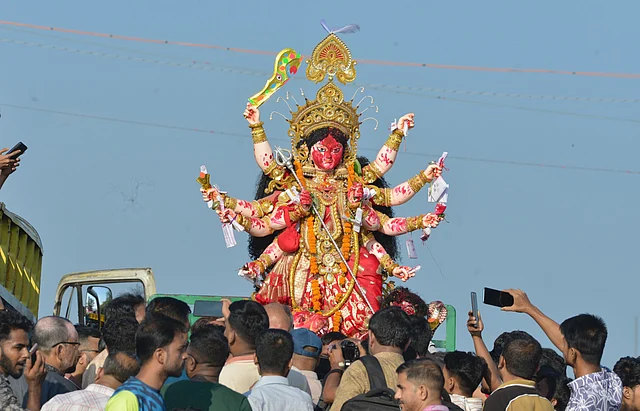 ট্র্যাক থেকে নামানো হচ্ছে বিসর্জনের জন্য