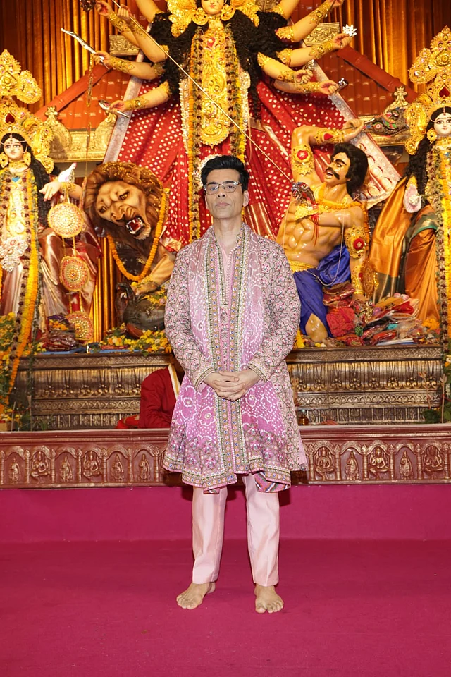 হালকা গোলাপিতে সুপরিচিত নির্মাতা করণ জোহর। জমকালো কারুকাজের কুর্তা ও পায়জামায় দেখা যাচ্ছে তাঁকে