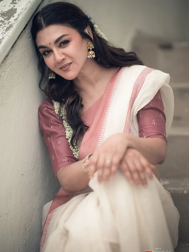 জয়া আহসানের সাদা সুতির শাড়ির গোলাপি পাড় আর ধূসর-গোলাপি ব্লাউজে রয়েছে স্নিগ্ধ সৌন্দর্য।