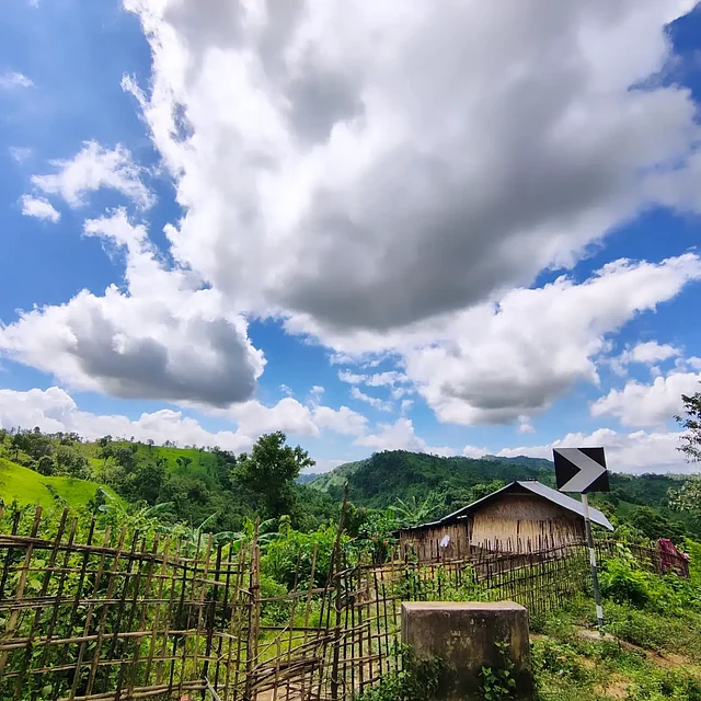 স্থানীয়দের বাড়ি