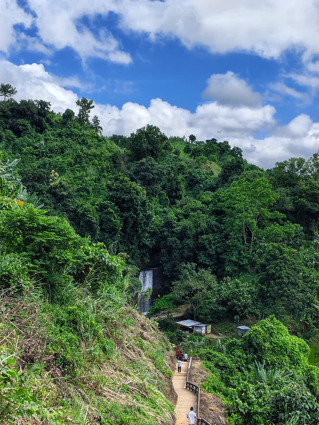 ওয়াচ টাওয়ারে উপর থেকে ঝর্ণার যাওয়ার সিঁড়ি