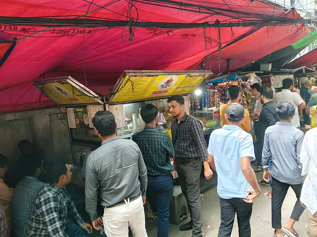 এছাড়া বিয়ে, করপোরেট মিটিং বা যেকোনো বড় আয়োজনের ফরমায়েশ পেলে আধুনিক মেশিন নিয়ে পৌঁছে যান তাঁরা