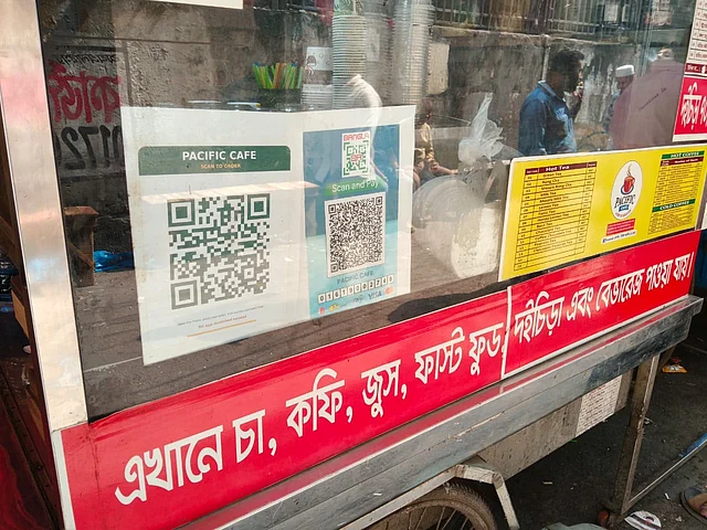 বাংলা কিউআর কোড স্ক্যান করে ক্যাশলেস লেনদেনের ব্যবস্থাও আছে ক্যাফেটিতে