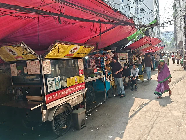১৩ স্বাদের কফি এবং ১৩ স্বাদের চা পাওয়া যায় এই ভ্যানগাড়ি ক্যাফেতে