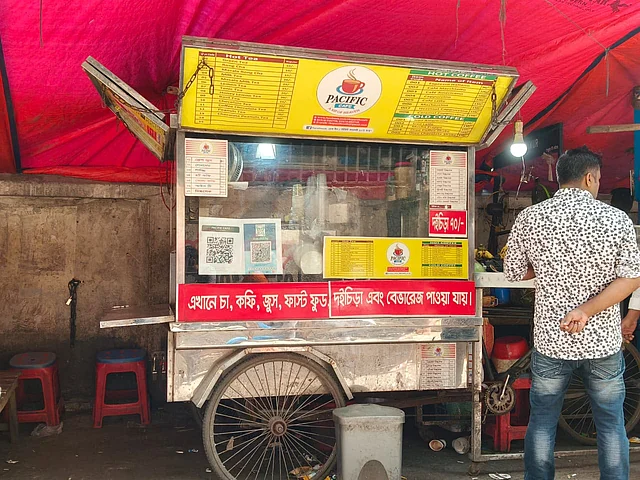 একটি তিন চাকার ভ্যানগাড়ির ওপর সেই দামি মেশিন বসিয়ে শুরু হয় ‘প্যাসিফিক ক্যাফে’র পথচলা