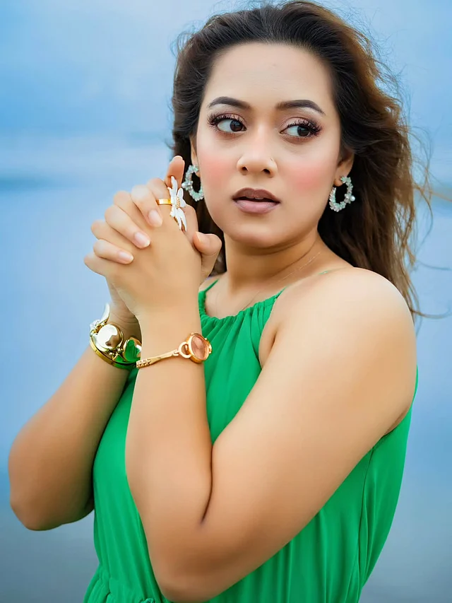 পোশাকের রং আর হল্টারনেক নেকলাইনের সমন্বয়ে তাঁর সাজে ফুটে উঠেছে স্নিগ্ধ, অবকাশযাপনের আমেজ।