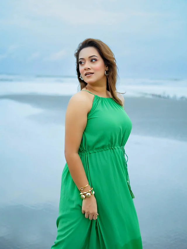 বিচ লুকে সবুজ হল্টারনেক ম্যাক্সি ড্রেসে ধরা দিয়েছেন প্রার্থনা ফারদিন দীঘি।