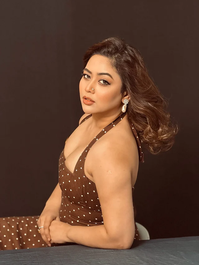 চকলেট রঙের জমিনে সাদা পোলকা ডটের ড্রেসে ধরা দিয়েছেন ভাবনা। পোশাকটির অন্যতম আকর্ষণ হল্টার নেকলাইন। সামনের ডিপ নেকলাইন ও বডিহাগিং সিলুয়েটে আছে ভিনটেজ ফ্যাশনের ছোঁয়া।