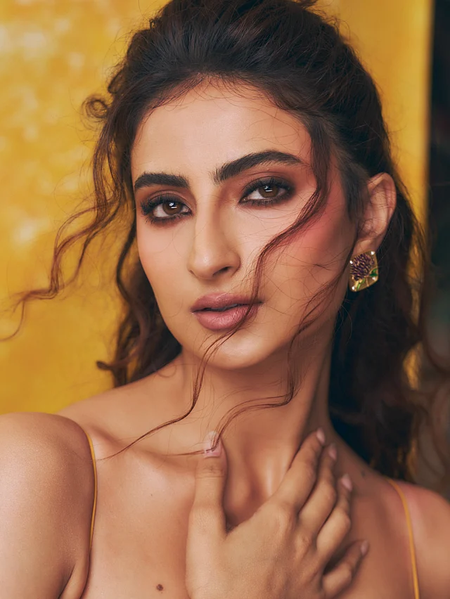 কোমরের নিচে ভাঁজ করা ড্রেপের সঙ্গে রয়েছে লেস। ছোট এই নকশা গাউনে যোগ করেছে সূক্ষ্ম সৌন্দর্য।