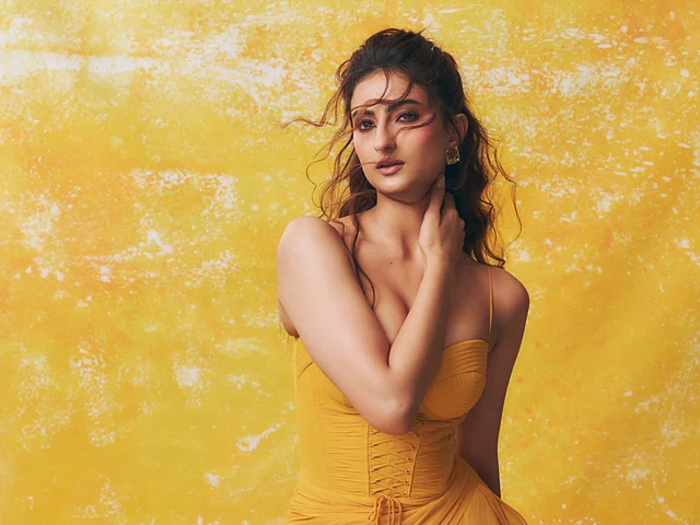 সরু স্ট্র্যাপ আর হার্ট-শেপের নেকলাইন গাউনটিকে দিয়েছে আধুনিক চেহারা। নকশায় রয়েছে কোমল ও রোমান্টিক ছোঁয়া।