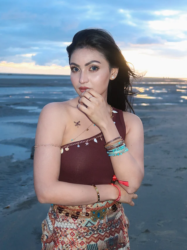 সূর্যাস্তের সময় সমুদ্রসৈকতে তুলেছেন ছবিগুলো। কানে ছোট স্টাড তাঁর সাজের সঙ্গে মানিয়ে গেছে। কাঁধের ওপরের ছোট ড্রাগনফ্লাই ট্যাটুটিও নজর কাড়ছে ।