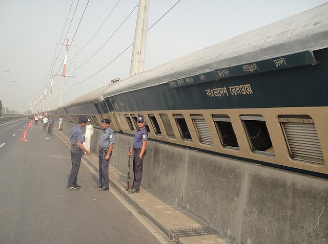 Nine compartments of an inter-city Dinajpur-bound train to Dhaka derailed on Bangabandhu Bridge on Sunday night. Photo: Prothom Alo