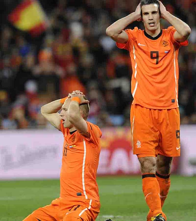 Netherlands' striker Arjen Robben (L) reacts in front of Netherlands' striker Robin van Persie after failing to score during the 2010 World Cup football final Netherlands vs. Spain on July 11, 2010 at Soccer City stadium in Soweto. Photo: AFP