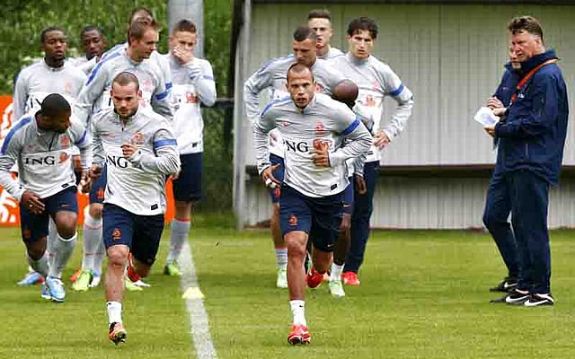 Dutch national football team's players and coach Louis van Gaal (R) take part in a training session in Hoenderloo, on May 29, 2013. The Netherlands will face Indonesia in Jakarta on June 7 and China in Beijing on June 11. AFP