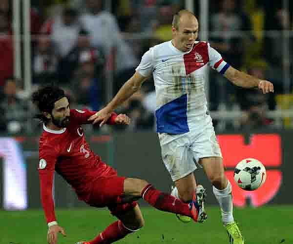 Turkey's Hasan Ali Kaldirim (L) fights for the ball with Netherlands' Arjen Robben (R) on October 15, 2013 during a FIFA 2014 World Cup qualifying football match at the Sukru Saracoglu Stadium in Istanbul. AFP