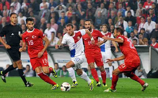 Netherlands' Wesley Sneijder (C) fights for the ball with Turkey's Mehmet Topal (L) and Omer Toprak (R) on October 15, 2013 during a FIFA 2014 World Cup qualifying football match at the Sukru Saracoglu Stadium in Istanbul. AFP