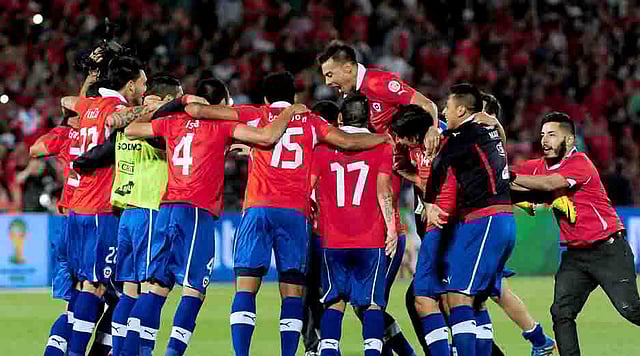 Chile's footballeres celebrate at the end of their Brazil 2014 FIFA World Cup South American qualifier match against Ecuador, in Santiago, on October 15, 2013. AFP