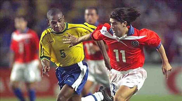 Brazilian mildfielder Cesar Sampaio (L) fights for the ball with Chilean forward Marcelo Salas, 27 June at the Parc des Princes stadium in Paris, during Brazil-Chile 1998 Soccer World Cup second round match. Brazil won 4-1, with two goals by Ronaldo. AFP