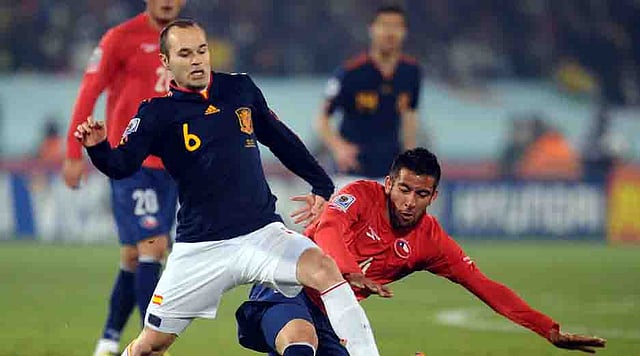 Chile's defender Mauricio Isla (R) vies with Spain's midfielder Andres Iniesta during their Group H first round 2010 World Cup football match on June 25, 2010 at Loftus Verfeld stadium in Tshwane/Pretoria. AFP