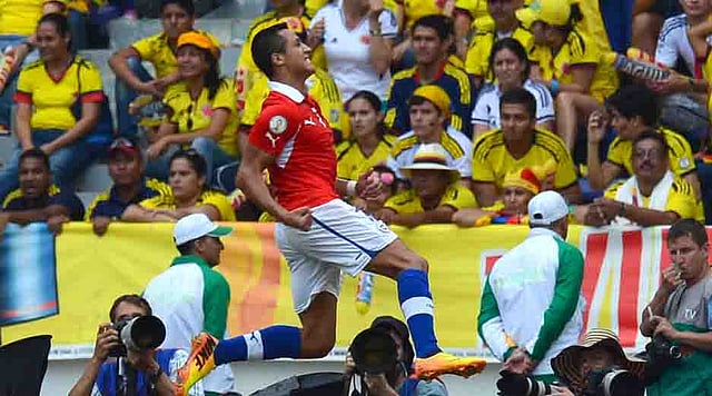 Chile's forward Alexis Sanchez celebrates after scoring against Colombia during their Brazil 2014 FIFA World Cup South American qualifier match, in Barranquilla of Colombia on October 11, 2013. AFP