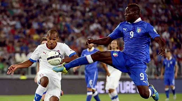 Italy's forward Mario Balotelli (R) fights for the ball with Czech defender Theodor Gebre Selassie during the FIFA World Cup Qualifying group match Italy against Czech Republic on September 10, 2013 in Juventus stadium. AFP