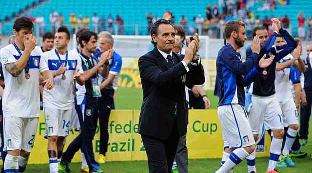 Italy's coach Cesare Prandelli and the players acknowledge the crowd after defeating Uruguay 3-2 in the penalty shoot-out of their FIFA Confederations Cup Brazil 2013 third-place football match, at the Fonte Nova Arena in Salvador, on June 30, 2013. AFP