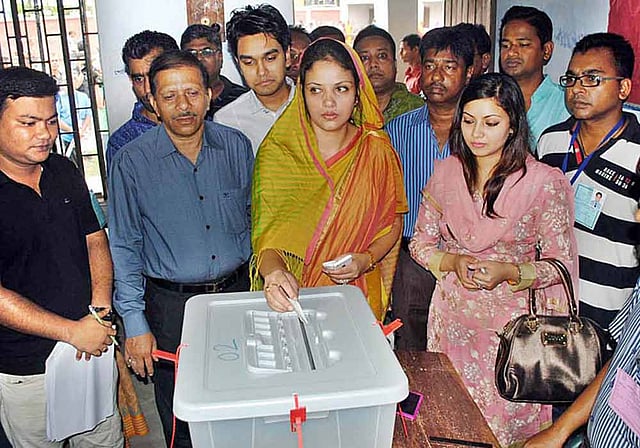 The AL candidate at Barisal-5 by-elections, Jebunessa Afroz, casts her vote at a centre set up at Nuria School in the city of Barisal on Sunday. Photo: Focus Bangla