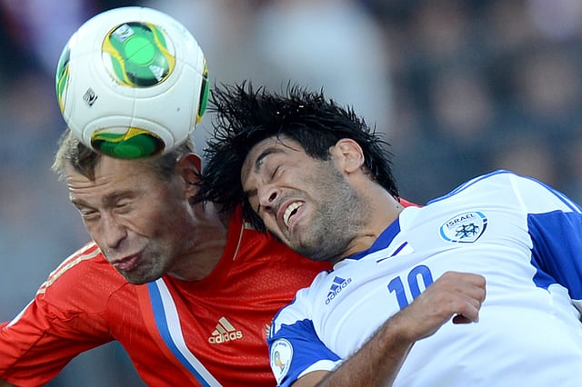 Defender Vasili Berezutski (L) from Russia vies with forward Elyaniv Barda from Israel during the FIFA 2014 World Cup qualifying football match Russia vs Israel at Petrovsky stadium in Saint Petersburg on September 10, 2013. AFP