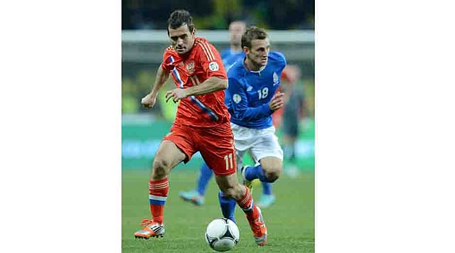 Russia's national football team player Aleksandr Kerzhakov (L) vies with Azerbaijan's national football team player Maksim Medvedev (R) during the FIFA 2014 World Cup qualifying match between Russia and Azerbaijan in Moscow on October 16, 2012. AFP