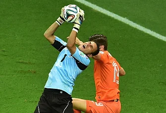 Netherlands' forward Klaas-Jan Huntelaar (R) vies with Costa Rica's goalkeeper Keylor Navas during a quarter-final football match between Netherlands and Costa Rica at the Fonte Nova Arena in Salvador during the 2014 FIFA World Cup on July 5, 2014. AFP