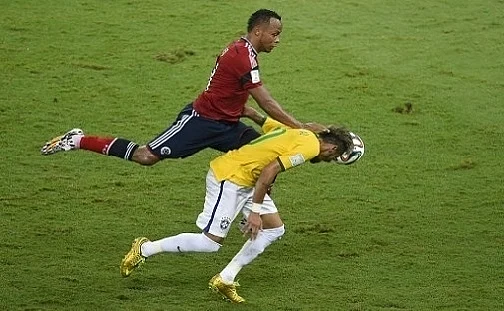 Colombia's defender Juan Camilo Zuniga (L) challenges Brazil's forward Neymar during the quarter-final football match between Brazil and Colombia at the Castelao Stadium in Fortaleza during the 2014 FIFA World Cup on July 4, 2014. Photo: AFP
