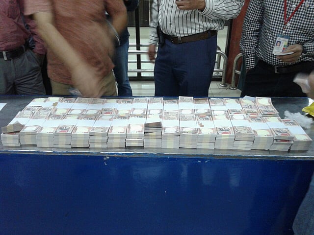 Custom officials held a man carrying 1.64crore fake Indian rupee at Hazrat Shahjalal International Airport. Photo: Prothom Alo