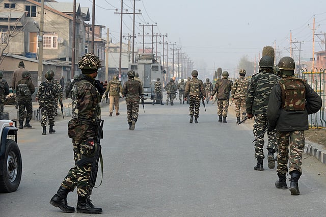 Indian defence personnel gather near the scene of a gunfight with suspected rebels on the outskirts of Srinagar on December 5, 2014. AFP