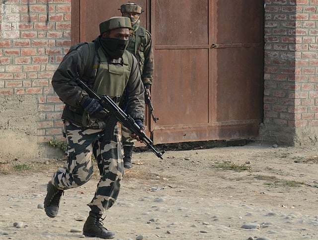 Indian soldiers take positions during a gunfight with suspected rebels on the outskirts of Srinagar on December 5, 2014. AFP