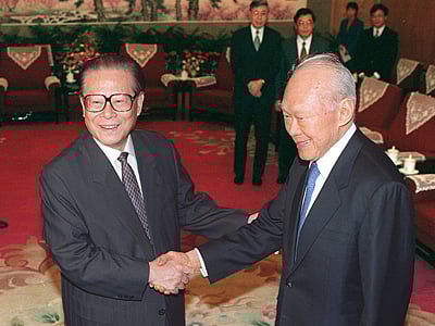 Chinese President Jiang Zemin (L) welcoming Singapore's Senior Minister Lee Kuan Yew (R) for talks at the Zhongnanhai leadership compound in Beijing on 8 December, 1997. AFP file photo