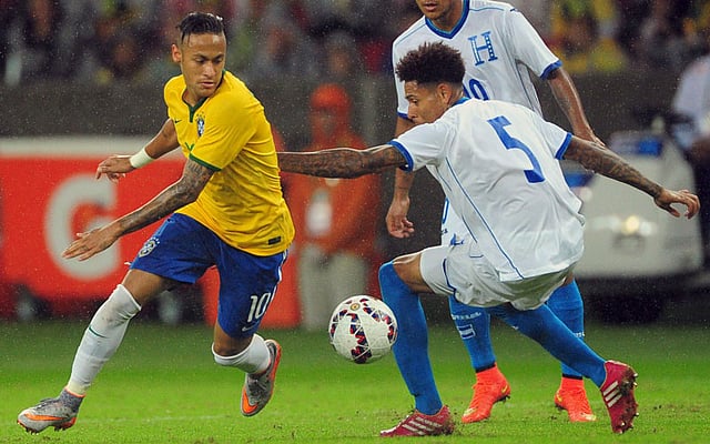 Brazil's Neymar (L) challenges Honduras' Henry Figueroa during their friendly soccer match in Porto Alegre, Brazil, June 10, 2015. Photo: Reuters
