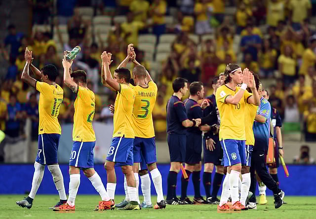 Brazil's players acknowledge the crowd after defeating Venezuela 3-1 in their Russia 2018 FIFA World Cup South American Qualifiers football match, at the Estadio Castelao stadium in Fortaleza, Brazil, on October 13, 2015. AFP