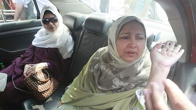 Farhat Quader Chowdhury, wife of Salauddin Quader Chowdhury, goes to meet him at Dhaka Central Jail on Thursday. Prothom Alo