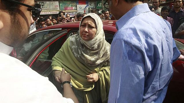Farhat Quader Chowdhury, wife of Salauddin Quader Chowdhury, talks to their son Hummam Quader Chowdhury at Dhaka Central Jail gate on Thursday. Prothom Alo