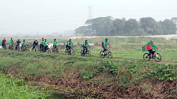 Keraniganj cycling group waving national flag of Bangladesh. The photo was taken in Keraniganj’s Godabagh area. Photo: Monirul Alam