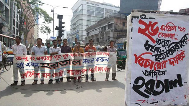 Protesters, including university students, block Shahbagh intersection protesting at Sohagi Jahan Tonu murder. Photo: Saiful Islam