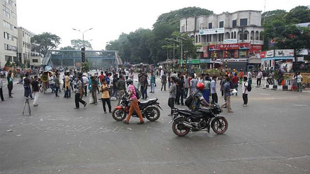 Protesters, including university students, block Shahbagh intersection protesting at Sohagi Jahan Tonu murder. Photo: Saiful Islam