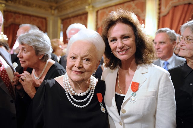 This file photo taken on 09 September, 2010 shows English actress Jacqueline Bisset (R) next to US actress Olivia de Havilland (L) posing for a photograph on 9 September, 2010 at the Elysee Palace in Paris. Photo: AFP